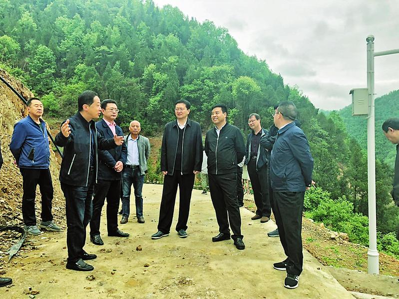 在丹凤县棣花镇垃圾填埋场建设现场视察